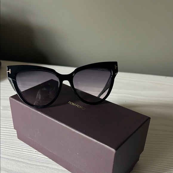 Tom Ford Sunglasses **FREE w/ orders over $700** - Picture 12 of 17
